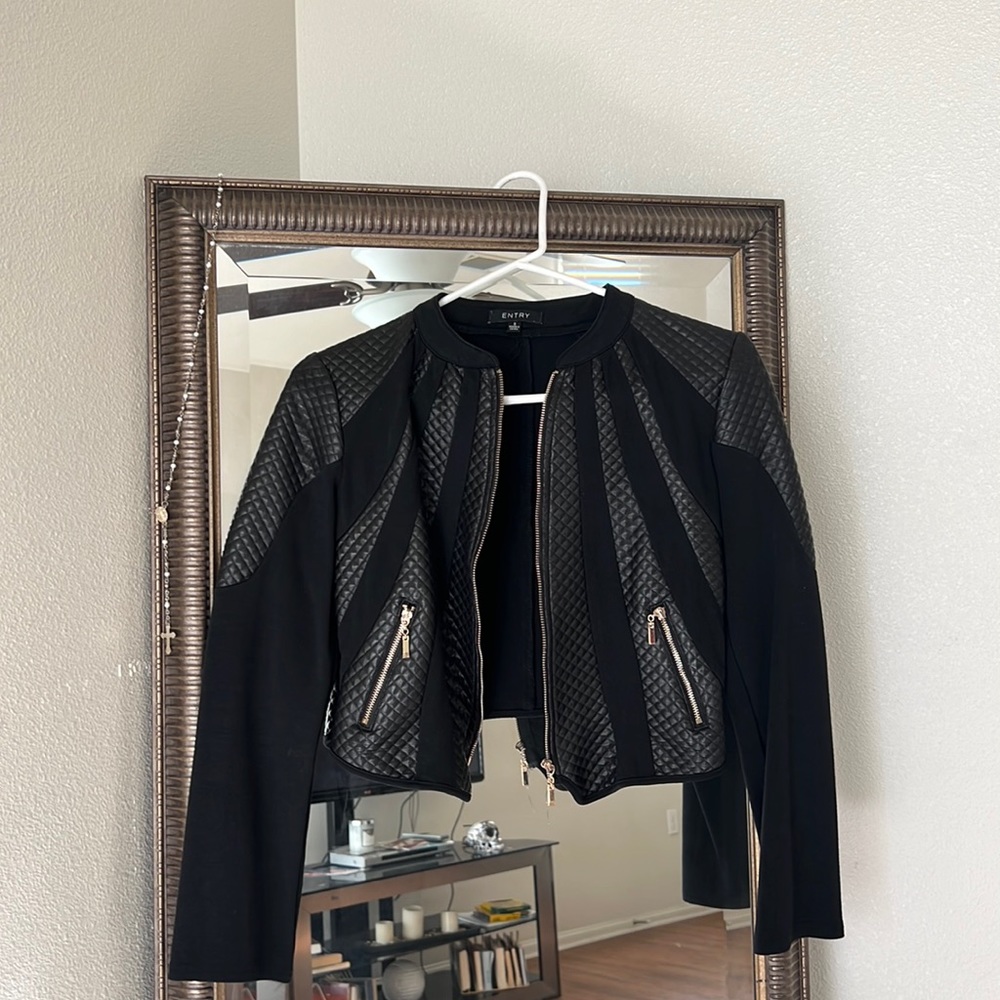Cropped black jacket